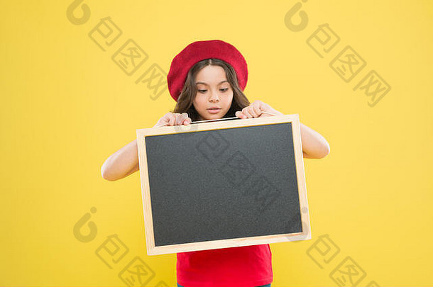 女孩拿着空白黑板和黑板。广告空间。回到学校的概念。快乐时光。好消息。学校信息。通知你。儿童宣传信息板。提供信息的地方。
