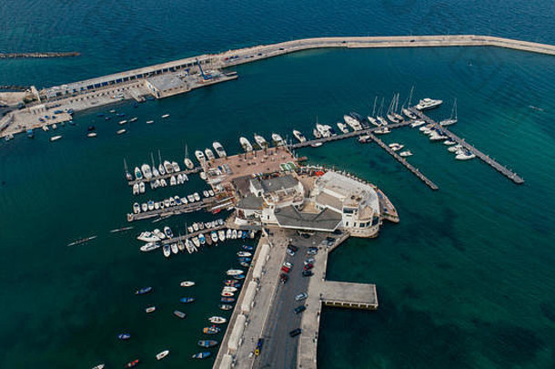 巴里阿普利亚市港口船只和游艇意大利海岸线无人驾驶<strong>飞机图片</strong>