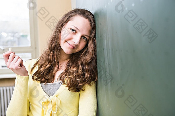 教室里一个十几岁的女学生的画像
