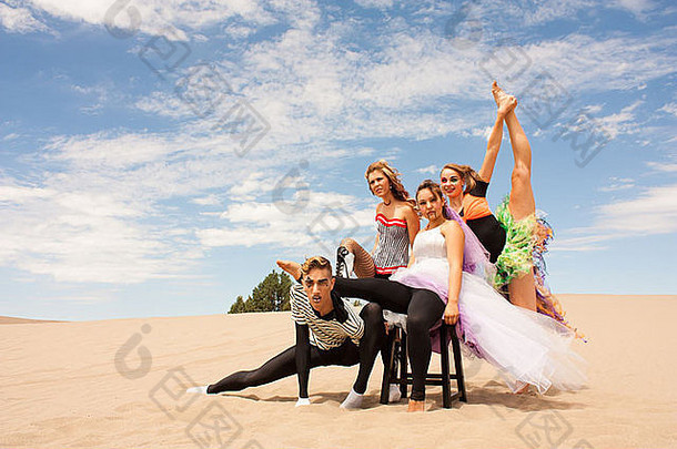 年轻的马戏团剧团平衡支持沙漠沙子