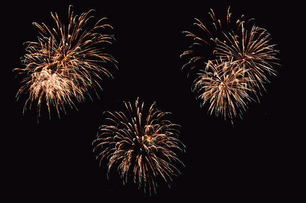 夜空中五彩缤纷的烟花。新年庆祝烟花。抽象烟火在黑色背景上隔离，文本可用空间