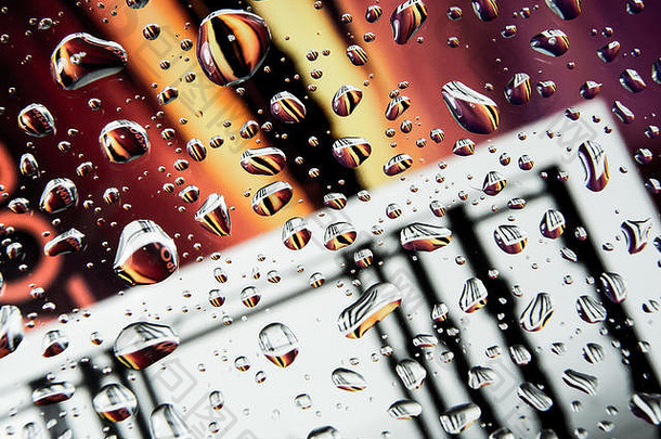 完美的雨滴色彩斑斓的玻璃