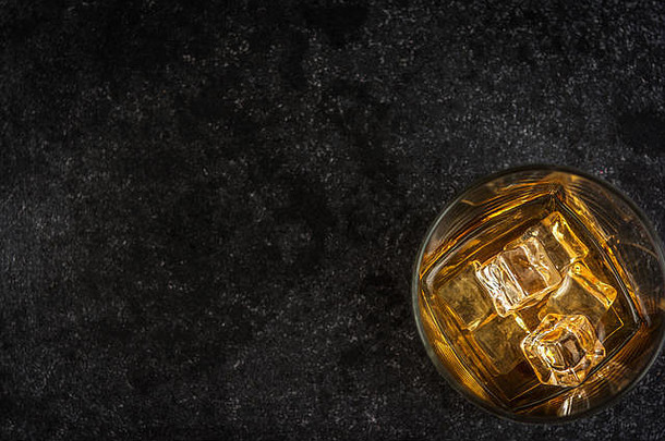 威士忌威士忌波本威士忌冰黑暗石头表格前视图