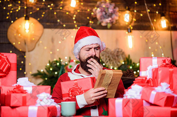 买圣诞礼物。12月份购买。古老的传统。圣诞老人的例行公事。准备礼物。圣诞老人的帽子为圣诞节做准备。圣诞快乐。冬季狂欢节。购物单。