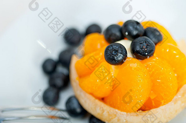 新鲜的蓝莓橘子橙色奶油蛋糕自制的特写镜头宏