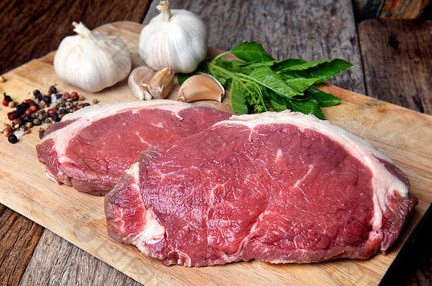 罕见的安格斯牛肉减少准备好了烹饪显示调味料蔬菜成分照片工作室照明