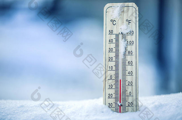 雪上的温度计显示低温-零度。低温（摄氏度和华氏度）。寒冷的冬季天气-摄氏零度32华氏度