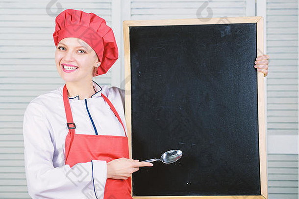 寻找同事。需要工作人员。女厨师帽围裙可容纳黑板复印空间。厨师长职位。一步一步烹调美味佳肴。今天的烹饪菜单。列出烹饪这道菜的配料。