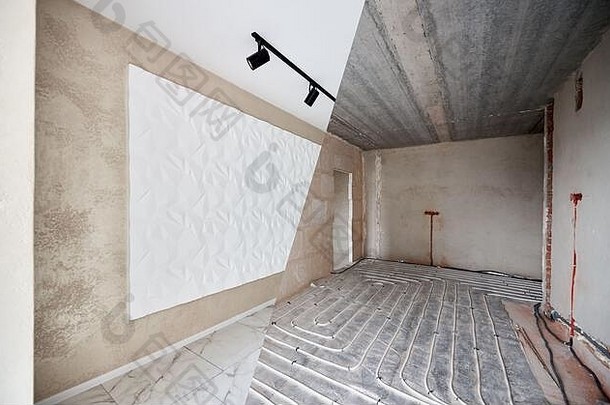 大宽敞的房间公寓维修空墙面板纹理现代抹关注的焦点吊灯地板上加热管系统白色闪亮的瓷砖地板上