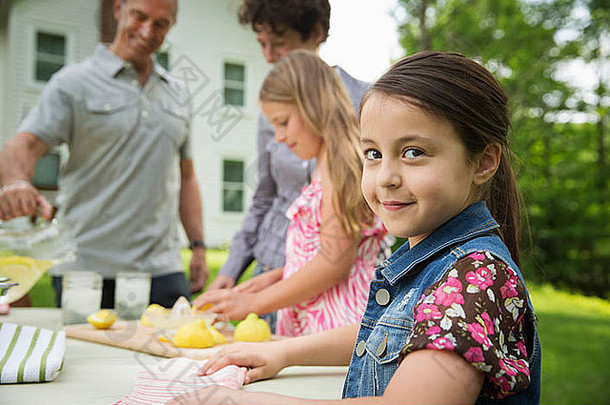 夏天家庭收集农场女孩切片榨汁柠檬使柠檬水