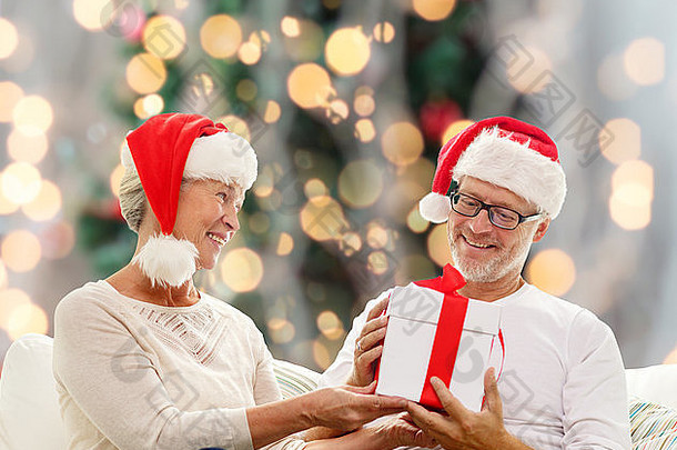 快乐高级夫妇圣诞老人帽子礼物盒子