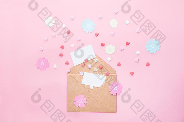 feative作文空卡片多色糖果糖糖果心手工制作的纸花飞工艺纸信封粉红色的背景