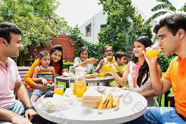 群大家庭吃健康的早餐院子里房子