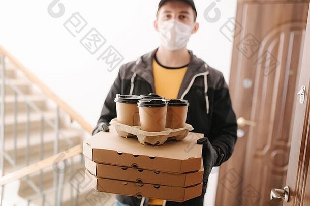 第一个人看到戴着面具和手套的送货员送披萨和咖啡。呆在家里