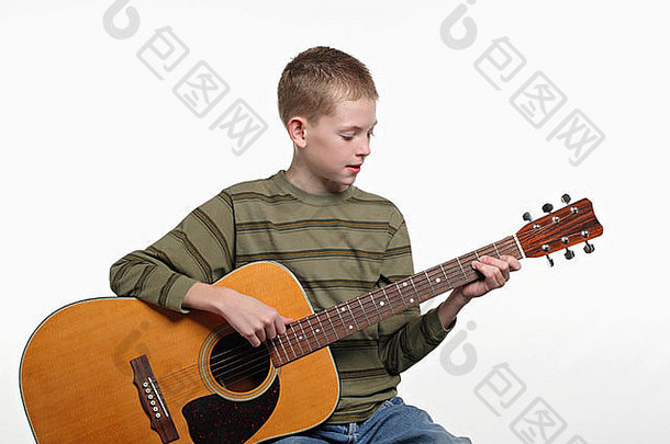小学年龄孩子坐着玩大声吉他