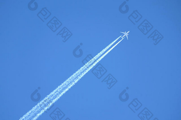 大型超音速客机，在晴朗无云的蓝天中从左到右高空飞行，留下长长的白色轨迹