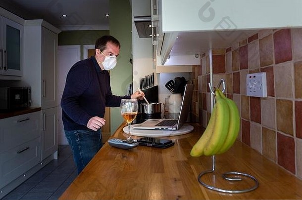 在CVID2019冠状病毒疾病大流行隔离期间，在家工作的戴面罩的苦恼男子