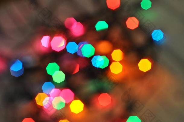 圣诞背景。由相机内和镜头内的波基创建的发光和喜庆的彩色光圈。圣诞仙子灯散焦，给人一种模糊的感觉。