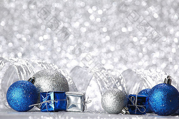 圣诞节球礼物银闪闪发光的背景