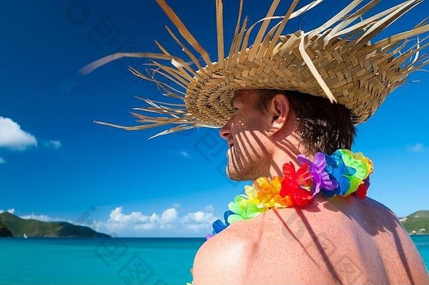 游客们站在一个充满<strong>活力</strong>的蓝色热带天堂前，戴着编织的棕榈叶帽子和<strong>欢快</strong>的彩虹花蕾