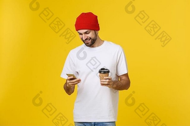 一个穿着休闲服、手持手机、喝外卖咖啡的快乐年轻人的肖像。