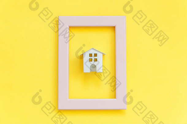 简单设计，粉色框架内的迷你白色玩具屋与彩色时尚黄色背景隔离。抵押财产保险<strong>梦想家园</strong>概念。平面俯视图空间