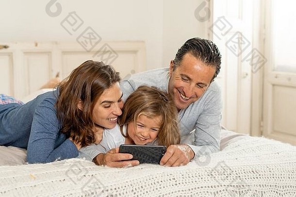 2019冠状病毒疾病爆发。呆在家里，保持联系。快乐的爸爸妈妈和小女孩用手机视频通话与家人和朋友交谈