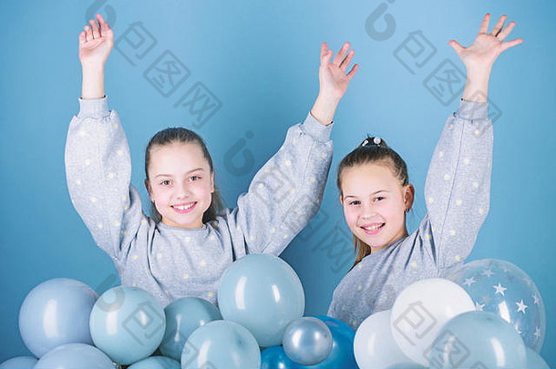 有趣的概念。气球<strong>主题派对</strong>。女孩最好的朋友在气球附近。生日聚会。幸福快乐的时刻。无忧无虑的童年。开始这个聚会。姐妹们组织家庭聚会。