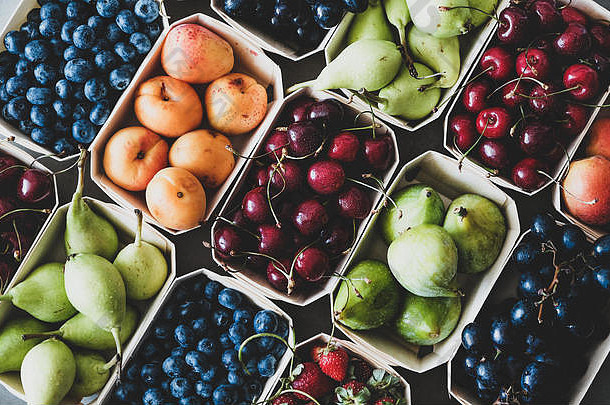 木制环保盒中的夏季水果和浆果品种