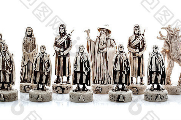 《指环王》国际象棋在白色背景上设置人物