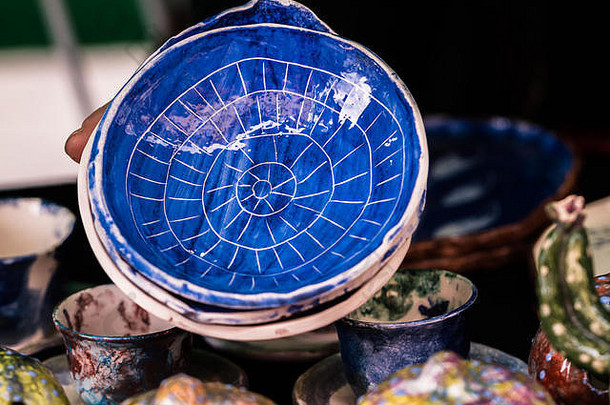 靛蓝蓝色的手工制作的陶器菜