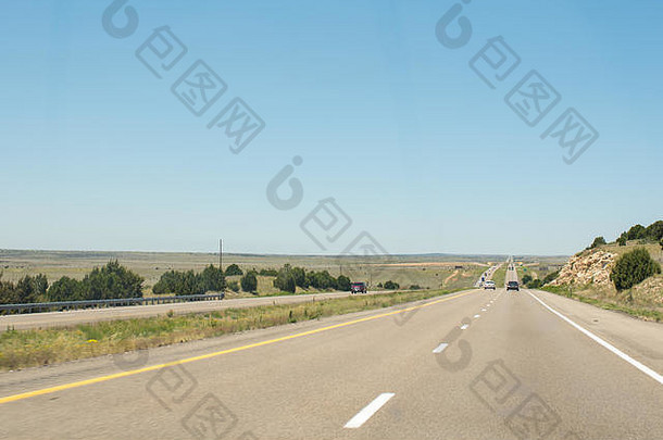 66号公路从新墨西哥州的圣罗莎向西行驶至亚利桑那州的温斯洛。