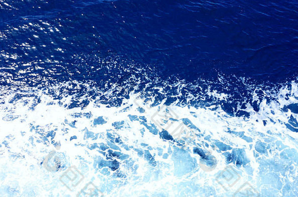 碧波荡漾的海水在墨<strong>蓝色</strong>的色调和白色的海水泡沫中，俯瞰。抽象水<strong>背景</strong>