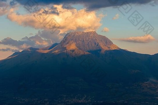 日落视图因巴布拉火山峰会照亮黄色的光黄色的云背景蓝色的天空厄瓜多尔景观