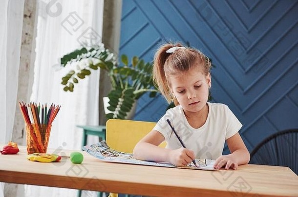 白天内饰不错。艺术学校里可爱的小女孩用铅笔和马克笔画出了她的第一幅画