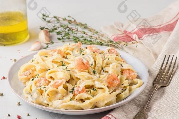 在盘子里放上虾、奶油酱、帕尔马干酪和百里香的意大利<strong>面</strong>。地中海风味的海产品。意大利菜。闭合