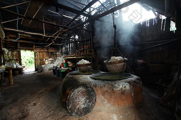 煮沸岩盐，泰国南部省的传统制盐