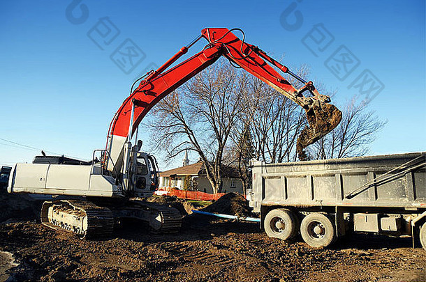 施工：红色<strong>机</strong>械挖掘<strong>机</strong>和卡车在挖掘街道。