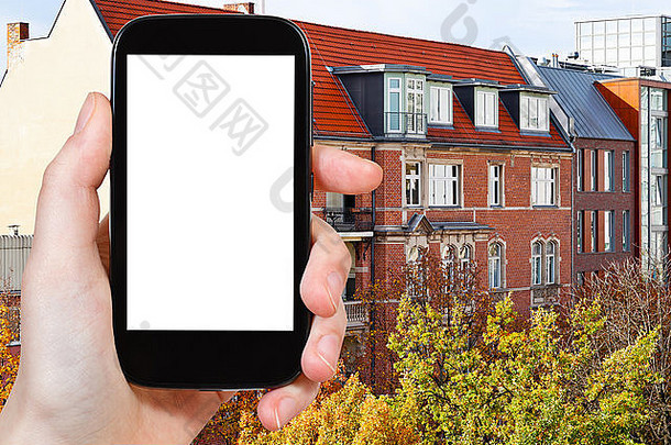 旅游理念——在smartpho的秋天早晨，柏林19世纪住宅建筑的砖砌立面