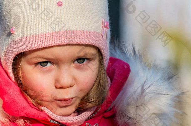 一个穿冬衣的小女孩的画像