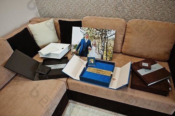 沙发上有一套结婚相册和相册。