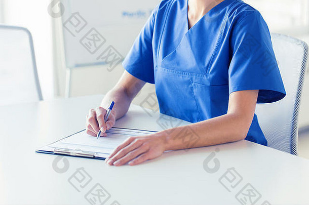 医生或护士书写到剪贴板的特写镜头