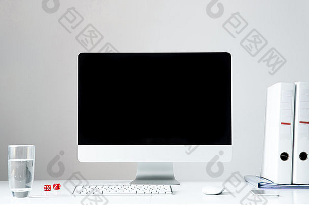 办公桌上电脑的特写图像，屏幕为空白