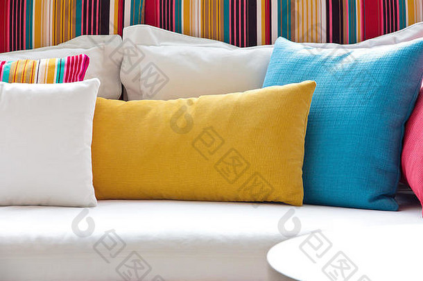 沙发、客厅、现代住宅、家居装饰上彩色靠垫的详细图像