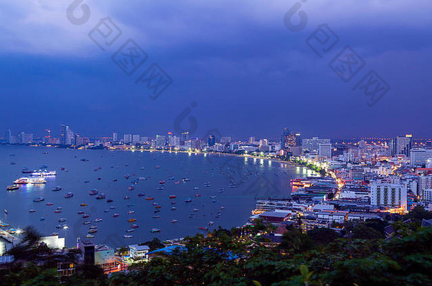 黄昏时分，泰国春武里芭堤雅Pratumnak山芭堤雅视点（考芭堤雅视点）上的芭堤雅城市天际线和城市景观视图。