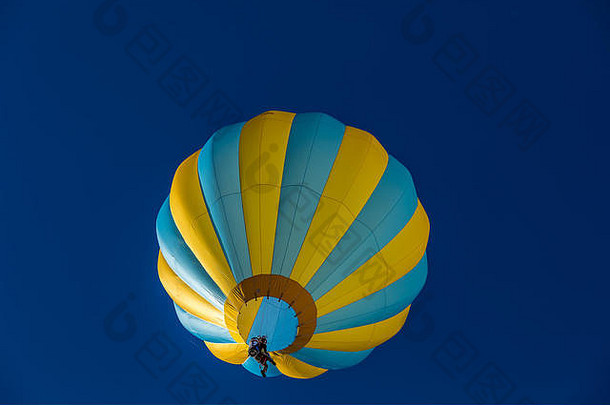 在一年一度的热气球节的大升天期间，热气球飞越新墨西哥州阿尔伯克基市