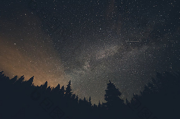 科罗拉多州布雷肯里奇上空的银河和流星