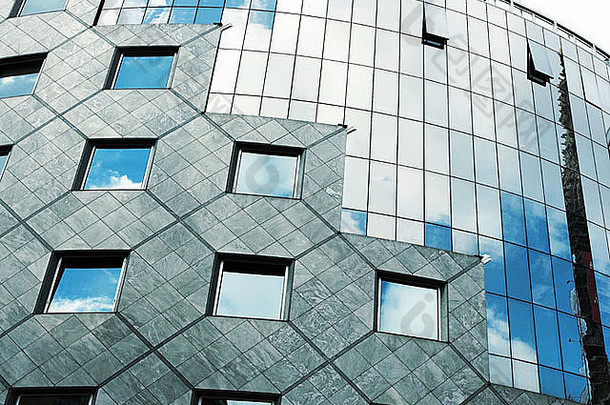 维也纳的钢铁和玻璃建筑奥地利的蓝天
