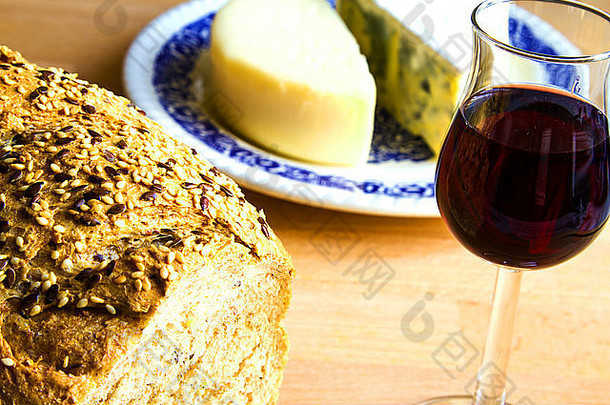 美味小吃，面包，一杯红酒和奶酪