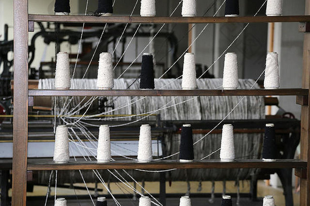 上个世纪<strong>纺织工业</strong>中的旧<strong>工业</strong>织机织物上要纺的线轴